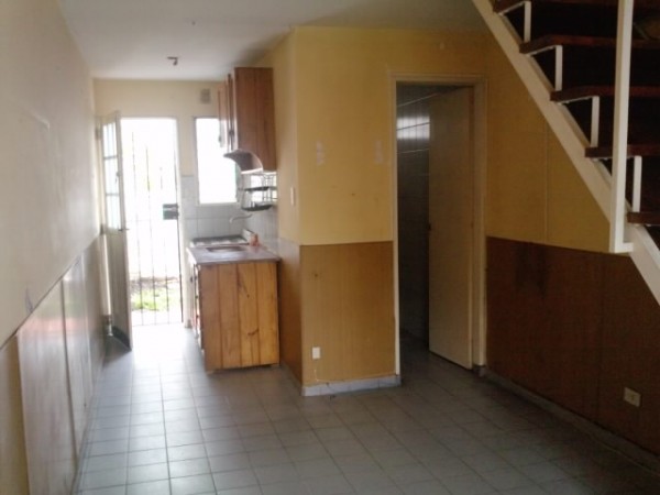 Duplex de 2 amb, con entrada de auto compartida y fondo. Con renta!