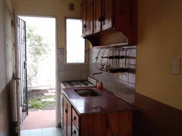 Duplex de 2 amb, con entrada de auto compartida y fondo. Con renta!