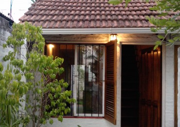 Duplex de 2 amb, con entrada de auto compartida y fondo. Con renta!