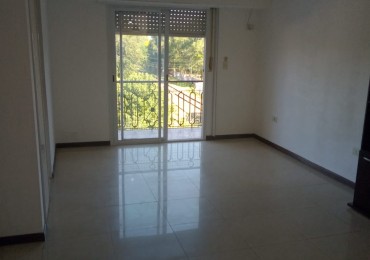 Monoambiente con balcon y cochera