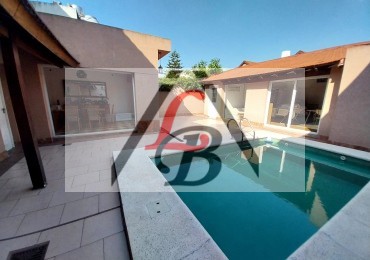 Casa de 2 plantas, con doble cochera y pileta